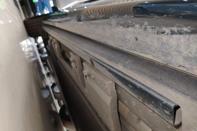 Used Hima AITO M8 2025 Extended-Range Max+ Version 53.4 kWh 5-Seater Edition Right Side Sill