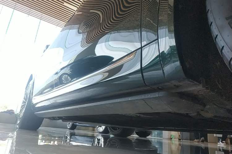 Used Hima AITO M8 2025 Extended-Range Ultra Version 53.4 kWh 6-Seater Edition Right Side Sill