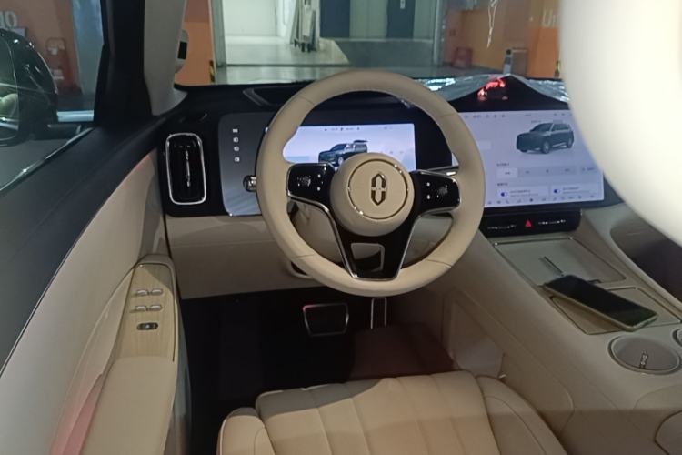 Used Hima AITO M8 2025 Extended-Range Max Version 37 kWh 5-Seater Steering Wheel