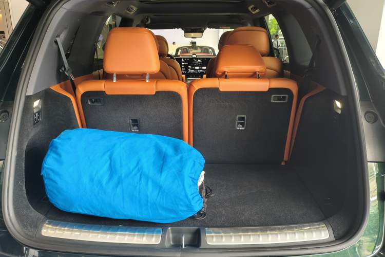 Used Hima AITO M8 2025 Extended-Range Ultra Version 53.4 kWh 6-Seater Edition Trunk