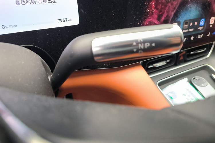 Used Hima AITO M8 2025 Extended-Range Max+ Version 53.4 kWh 6-Seater Edition Gear Lever