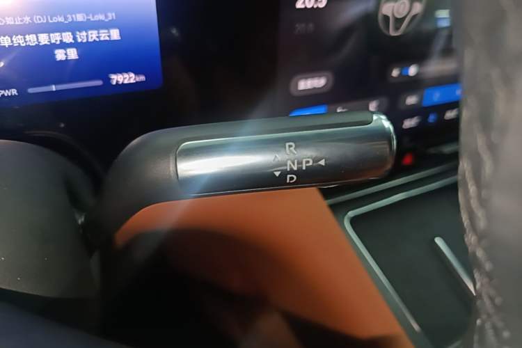 Used Hima AITO M8 2025 Extended-Range Max+ Version 53.4 kWh 6-Seater Edition Gear Lever