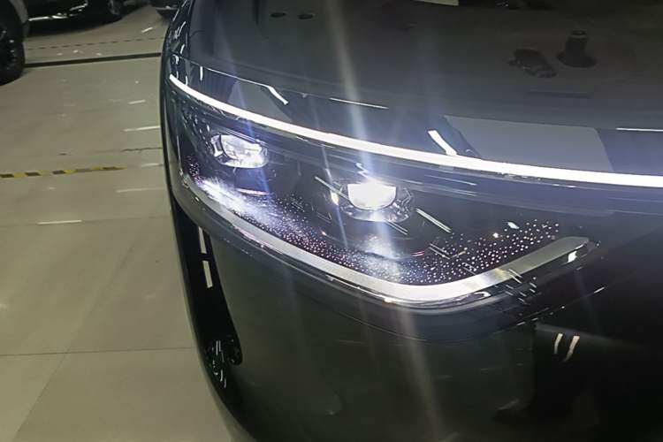 Used Hima AITO M8 2025 Extended-Range Max+ Version 53.4 kWh 6-Seater Edition Right Front Headlight