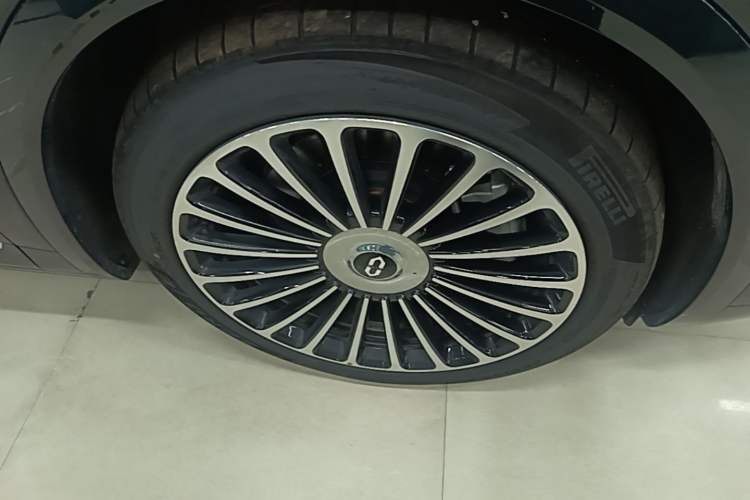 Used Hima AITO M8 2025 Extended-Range Max+ Version 53.4 kWh 6-Seater Edition Right Front Wheel Hub