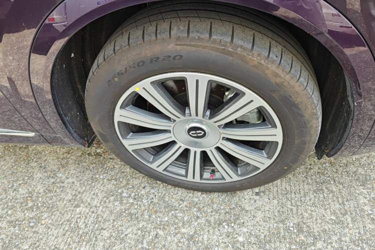 Used Hima AITO M8 2025 Model, Pure Electric Max+ Six-Seat Long-Range Version Right Front Wheel Hub