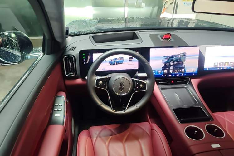 Used Hima AITO M8 2025 Extended-Range Ultra Version 53.4 kWh 5-Seater Edition Steering Wheel