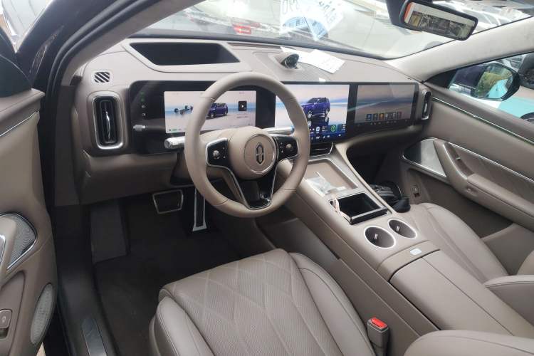 Used Hima AITO M8 2025 Model Pure Electric Max+ Five-Seat Long-Range Version Center Console