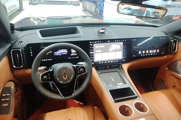 Used Hima AITO M8 2025 Model Pure Electric Max+ Five-Seater All-Wheel-Drive (896-line LiDAR) Center Console