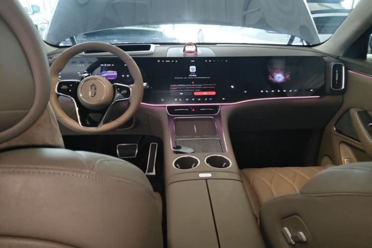 Used Hima AITO M8 2025 Model Pure Electric Ultra Six-Seat Four-Wheel-Drive Version Center Console