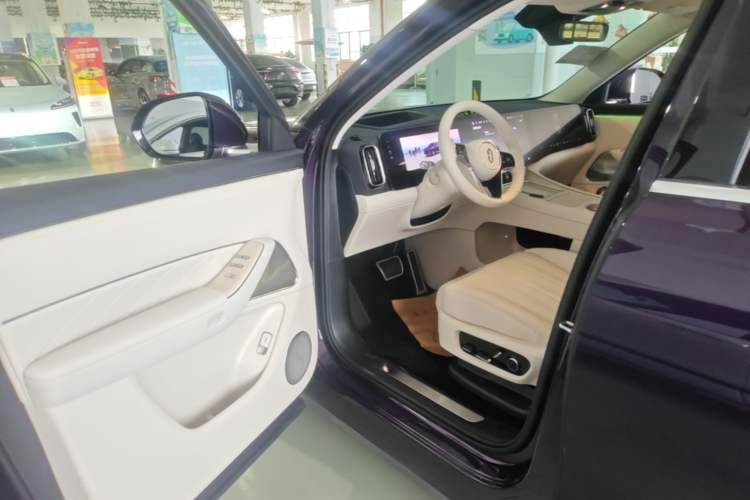 Used Hima AITO M8 2025 Extended-Range Max+ Version 53.4 kWh 5-Seater Edition Driver Seat