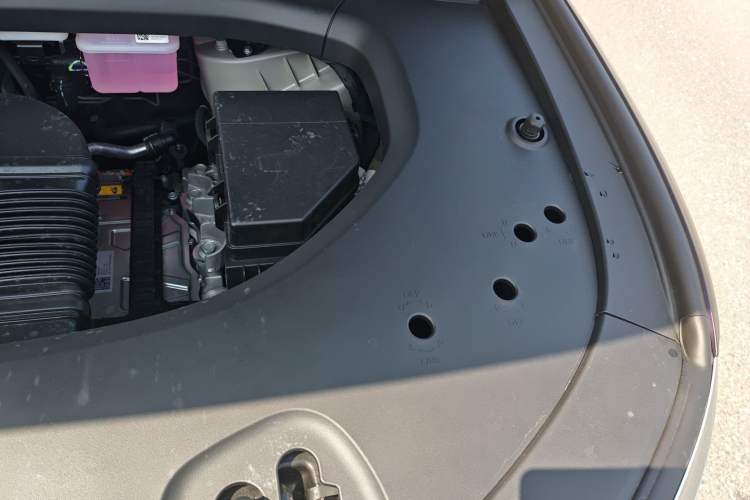 Used Hima AITO M8 2025 Extended-Range Max+ Version 53.4 kWh 6-Seater Edition Engine Bay Left