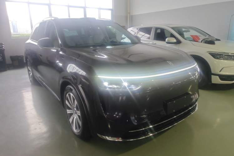 Used Hima AITO M8 2025 Extended-Range Max+ Version 53.4 kWh 5-Seater Edition Front Right 45 Deg