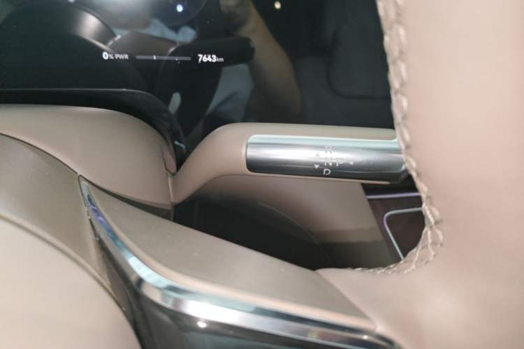 Used Hima AITO M8 2025 Model Pure Electric Ultra Six-Seat Four-Wheel-Drive Version Gear Lever