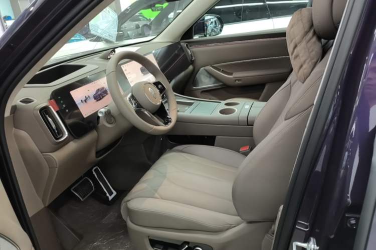 Used Hima AITO M8 2025 Model, Pure Electric Max+ Six-Seat Long-Range Version Left Front Seat