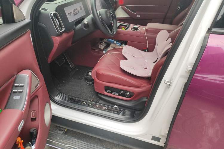 Used Hima AITO M8 2025 Extended-Range Max+ Version 53.4 kWh 5-Seater Edition Left Front Seat