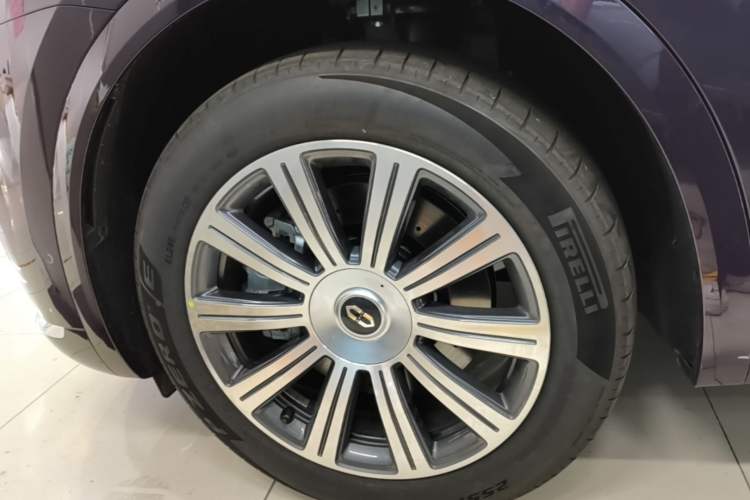 Used Hima AITO M8 2025 Model, Pure Electric Max+ Six-Seat Long-Range Version Left Front Wheel Hub