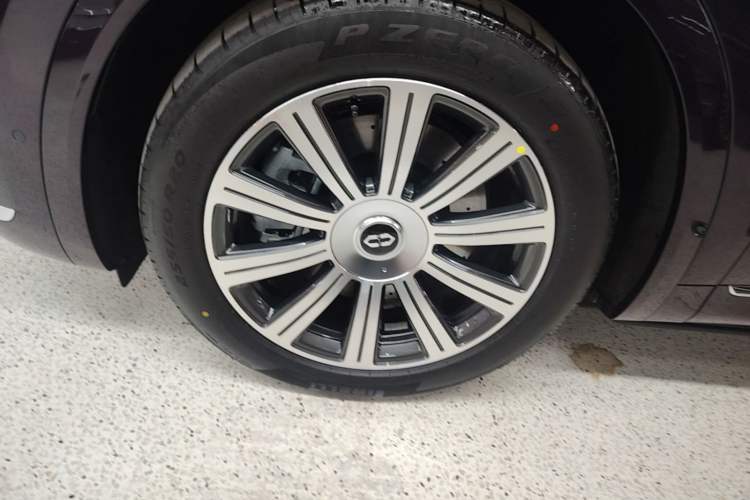 Used Hima AITO M8 2025 Model Pure Electric Max+ Five-Seater All-Wheel-Drive (896-line LiDAR) Left Front Wheel Hub
