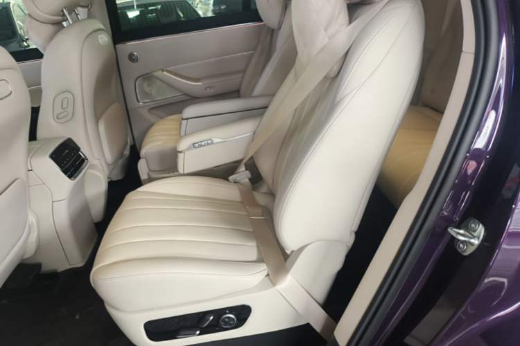 Used Hima AITO M8 2025 Model, Pure Electric Max+ Six-Seat Long-Range Version Left Rear Seat