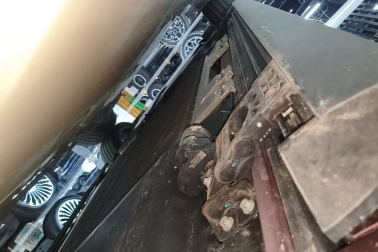 Used Hima AITO M8 2025 Extended-Range Ultra Version 53.4 kWh 5-Seater Edition Left Side Sill