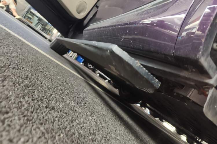 Used Hima AITO M8 2025 Model, Pure Electric Max+ Six-Seat Long-Range Version Left Side Sill