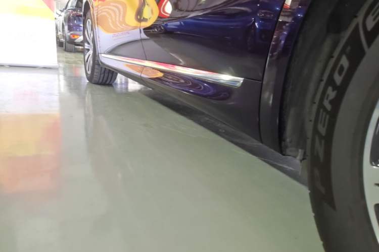 Used Hima AITO M8 2025 Extended-Range Max+ Version 53.4 kWh 5-Seater Edition Left Side Sill