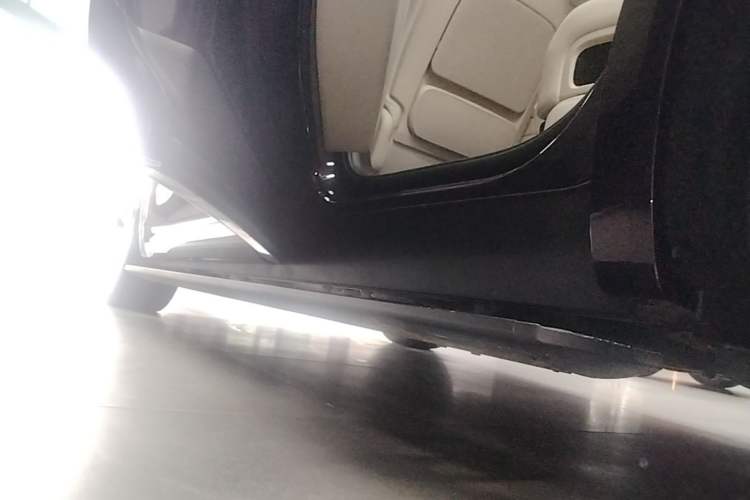 Used Hima AITO M8 2025 Extended-Range Max+ Version 53.4 kWh 5-Seater Edition Left Side Sill