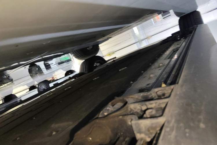 Used Hima AITO M8 2025 Model Pure Electric Max+ Five-Seat Long-Range Version Left Side Sill