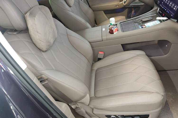 Used Hima AITO M8 2025 Extended-Range Max+ Version 53.4 kWh 6-Seater Edition Right Front Seat