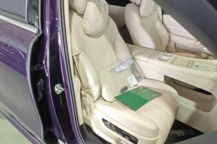 Used Hima AITO M8 2025 Extended-Range Max+ Version 53.4 kWh 5-Seater Edition Right Front Seat