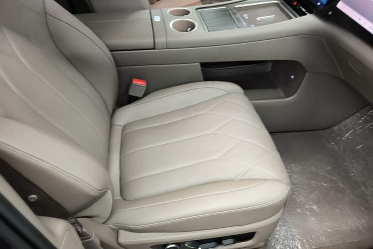 Used Hima AITO M8 2025 Model, Pure Electric Max+ Six-Seat Long-Range Version Right Front Seat