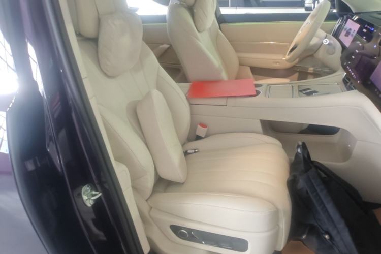 Used Hima AITO M8 2025 Extended-Range Max+ Version 53.4 kWh 5-Seater Edition Right Front Seat