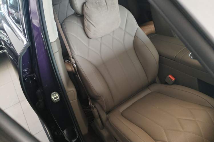 Used Hima AITO M8 2025 Model Pure Electric Ultra Six-Seat Four-Wheel-Drive Version Right Front Seat