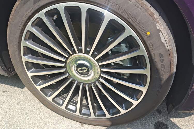 Used Hima AITO M8 2025 Extended-Range Max+ Version 53.4 kWh 6-Seater Edition Right Front Wheel Hub