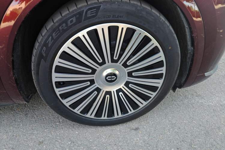 Used Hima AITO M8 2025 Extended-Range Ultra Version 53.4 kWh 6-Seater Edition Right Front Wheel Hub