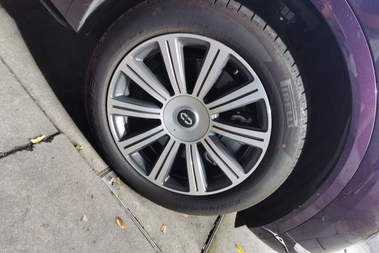 Used Hima AITO M8 2025 Model Pure Electric Max+ Five-Seat Long-Range Version Right Front Wheel Hub