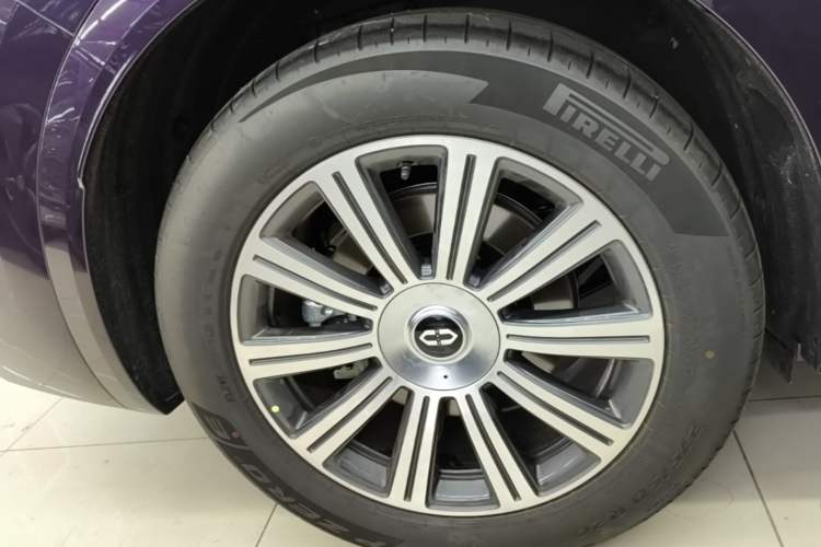 Used Hima AITO M8 2025 Model, Pure Electric Max+ Six-Seat Long-Range Version Right Rear Wheel Hub