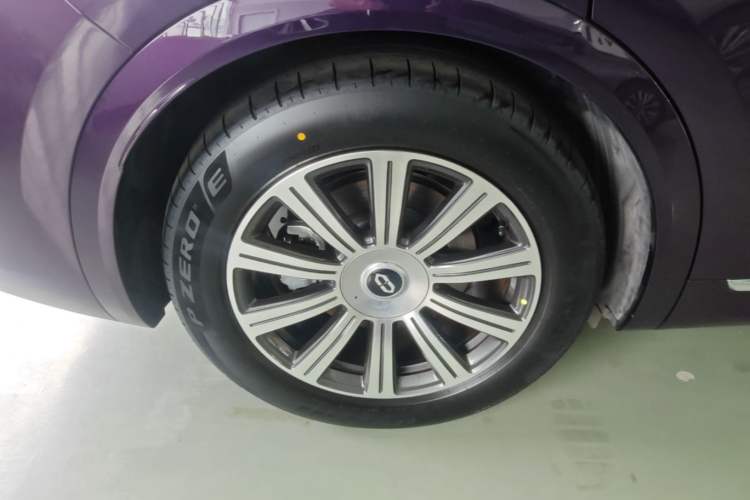Used Hima AITO M8 2025 Extended-Range Max+ Version 53.4 kWh 5-Seater Edition Right Rear Wheel Hub