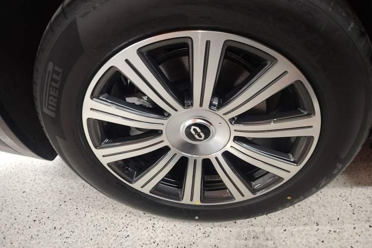 Used Hima AITO M8 2025 Model Pure Electric Max+ Five-Seater All-Wheel-Drive (896-line LiDAR) Right Rear Wheel Hub