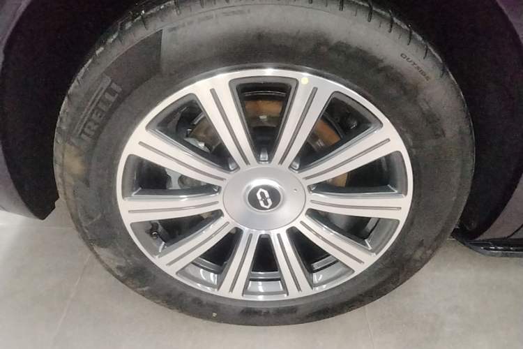 Used Hima AITO M8 2025 Extended-Range Max+ Version 53.4 kWh 5-Seater Edition Right Rear Wheel Hub