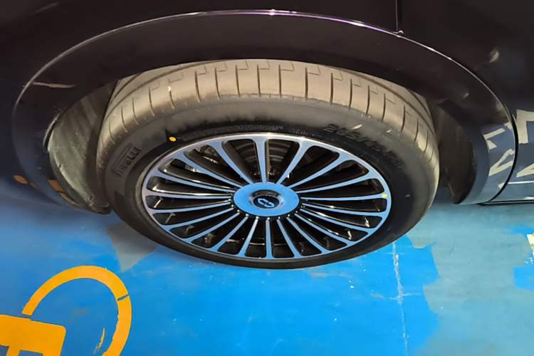 Used Hima AITO M8 2025 Model Pure Electric Max+ Five-Seat Long-Range Version Right Rear Wheel Hub