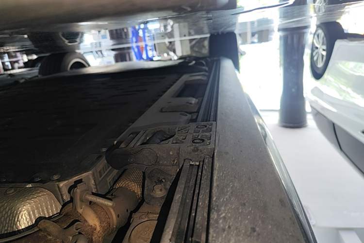 Used Hima AITO M8 2025 Extended-Range Max+ Version 53.4 kWh 6-Seater Edition Right Side Sill
