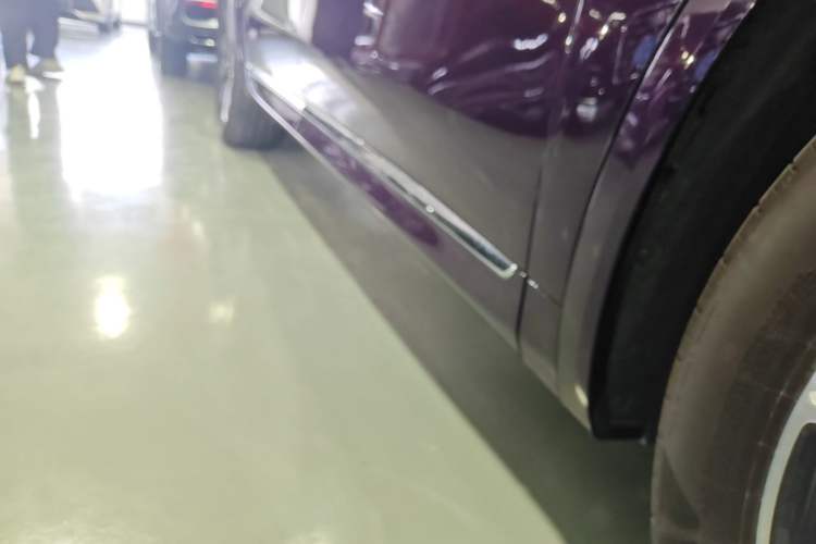 Used Hima AITO M8 2025 Extended-Range Max+ Version 53.4 kWh 5-Seater Edition Right Side Sill