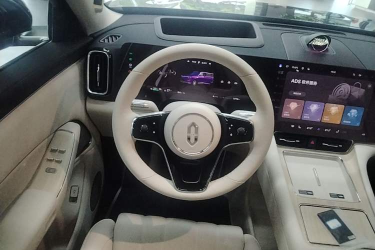 Used Hima AITO M8 2025 Extended-Range Max+ Version 53.4 kWh 5-Seater Edition Steering Wheel
