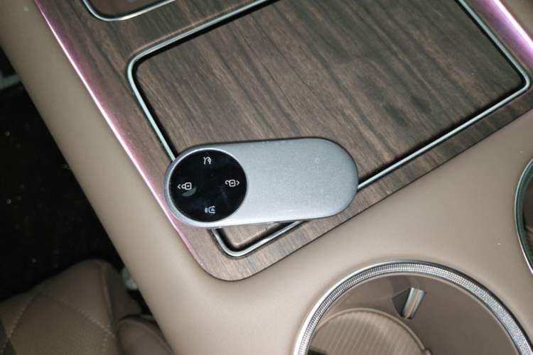 Used Hima AITO M8 2025 Model Pure Electric Ultra Six-Seat Four-Wheel-Drive Version Vehicle Key