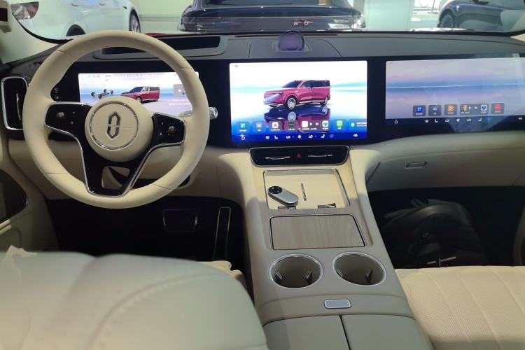 Used Hima AITO M8 2025 Extended-Range Max+ Version 53.4 kWh 6-Seater Edition Center Console