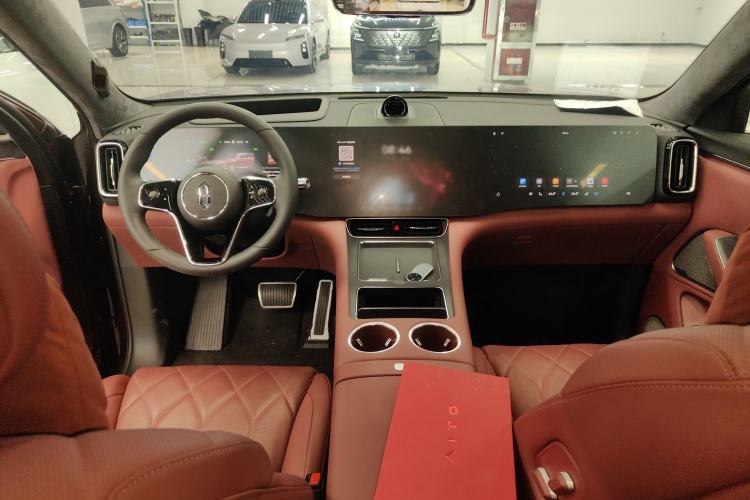 Used Hima AITO M8 2025 Extended-Range Max+ Version 53.4 kWh 6-Seater Edition Center Console