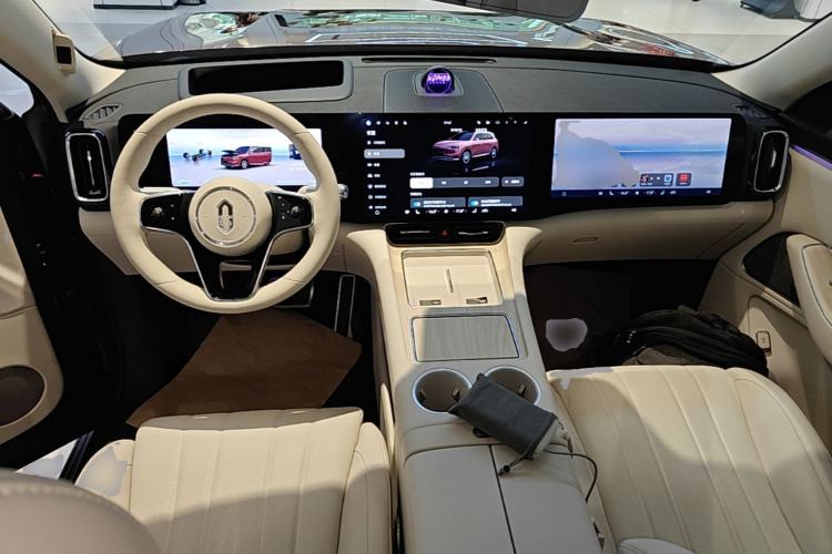 Used Hima AITO M8 2025 Extended-Range Max+ Version 53.4 kWh 6-Seater Edition Center Console