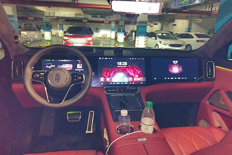 Used Hima AITO M8 2025 Extended-Range Max+ Version 53.4 kWh 6-Seater Edition Center Console
