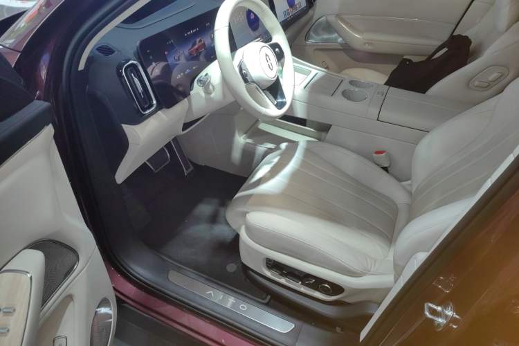 Used Hima AITO M8 2025 Extended-Range Ultra Version 53.4 kWh 5-Seater Edition Driver Seat
