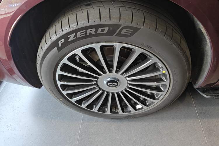 Used Hima AITO M8 2025 Extended-Range Ultra Version 53.4 kWh 5-Seater Edition Exterior 5